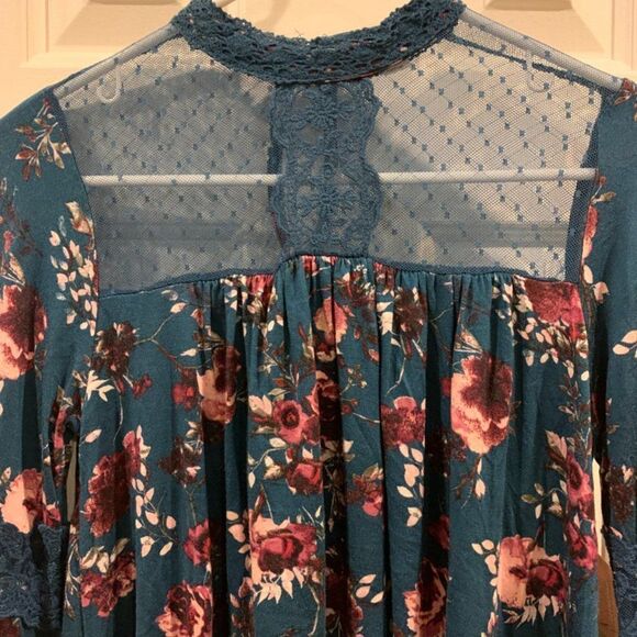 Taylor and Sage Flare Arm Top - Picture 2 of 8